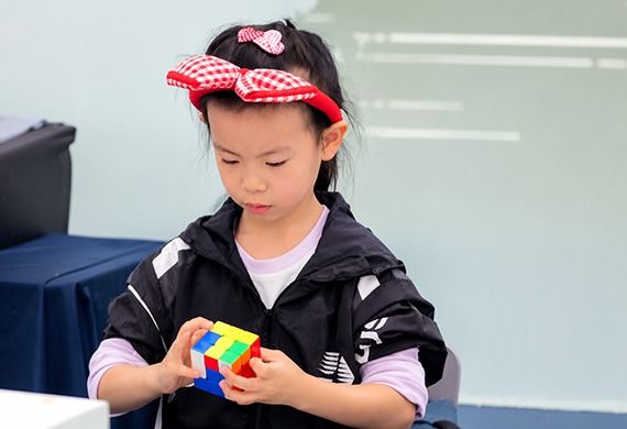 6-Year-Old Lian Yunzhi Breaks Women's Speedcubing Record Twice